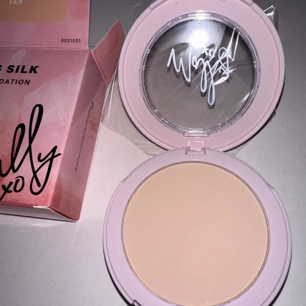Mally Beauty Soft as Silk Foundation - Fair NEW